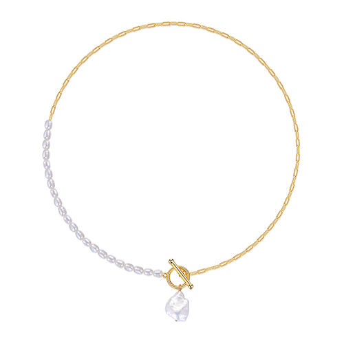 永和兴珠宝集团有限公司饰以13至14毫米淡水异形珍珠吊坠及缀上4至4.5毫米椭圆形淡水异形珍珠的纯银项链；18吋链条镀上香槟金。